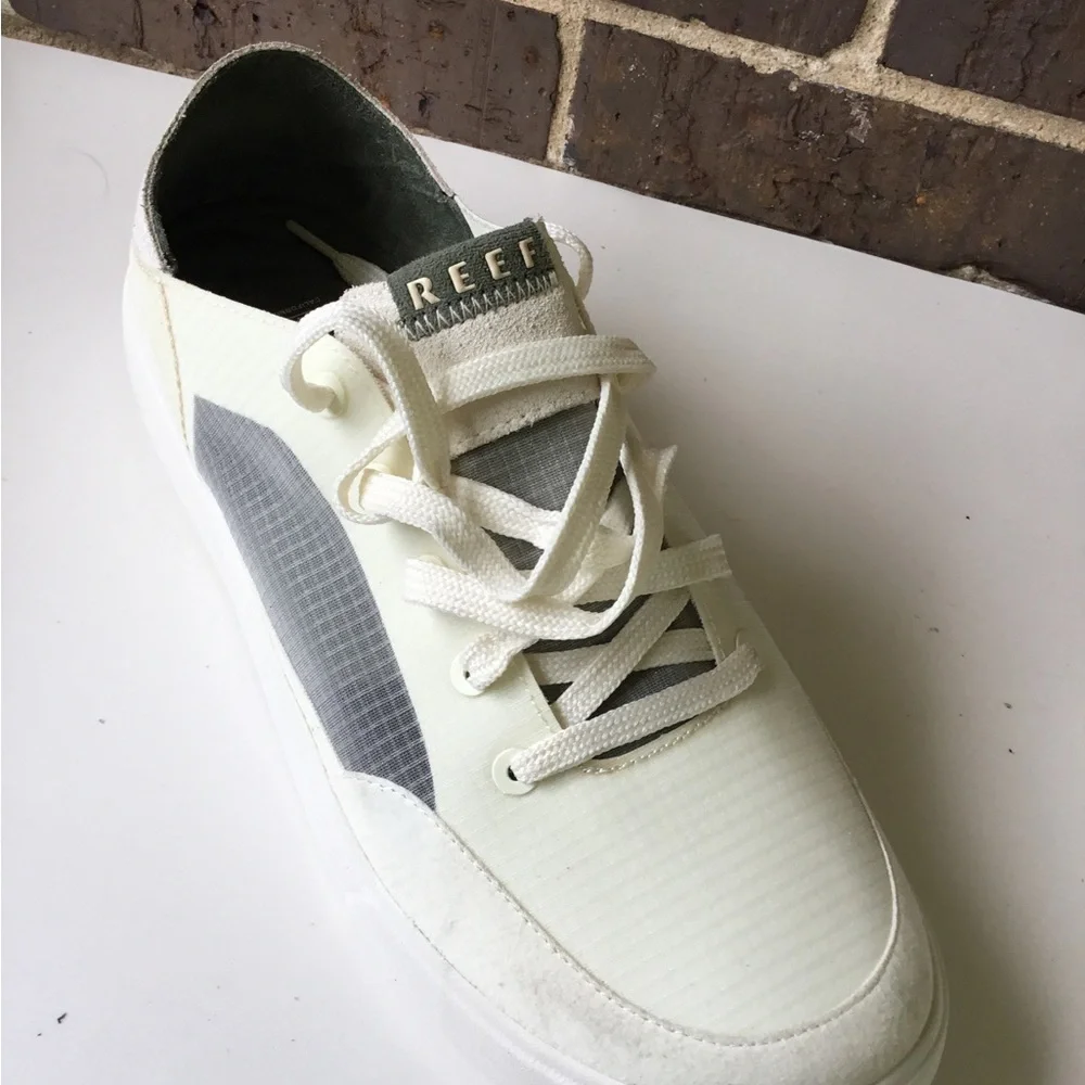 Reef Men's Lace-Up Sneaker in Off-White and Gray